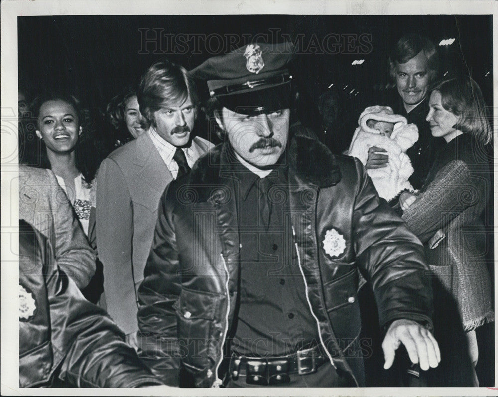 1976 Press Photo Actor Robert Redford Police Protection Denver - Historic Images