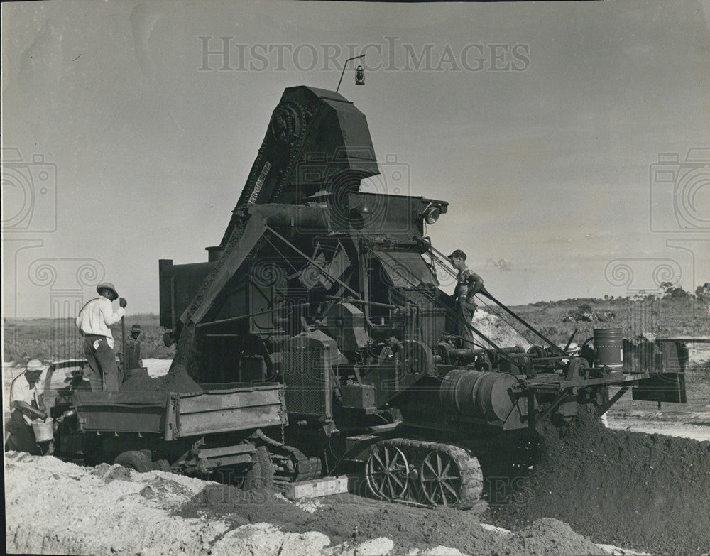 1941 Press Photo Mechanical Monster lays Airport Highways. - Historic Images