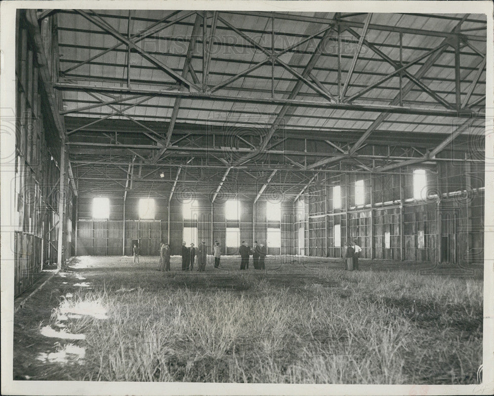 1967 Press Photo New owners of an unoccupied hangar look at the structure - Historic Images