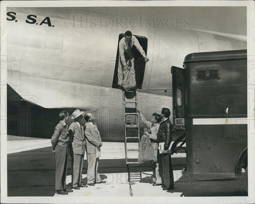 1949 Press Photo The first sack of Cuba-to-Finellas air mail is delivered. - Historic Images