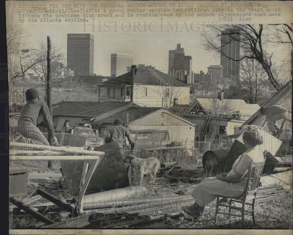 1971 Press Photo Mother Watches Children Play in Trash Litters Down Slum Areas - Historic Images