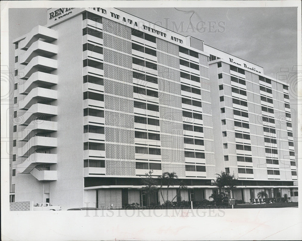 1965 Press Photo Plaza Fifth Ave. - Historic Images