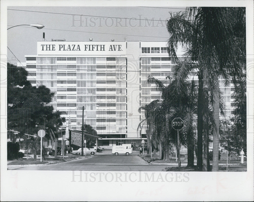 1969 Press Photo Plaza Fifth Avenue - Historic Images