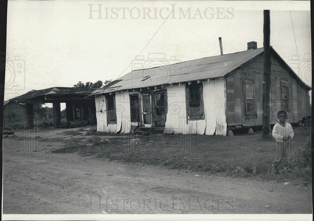 1986 Press Photo Child Walks Past Home in Tutwiler Mississippi Poorest in USA - Historic Images