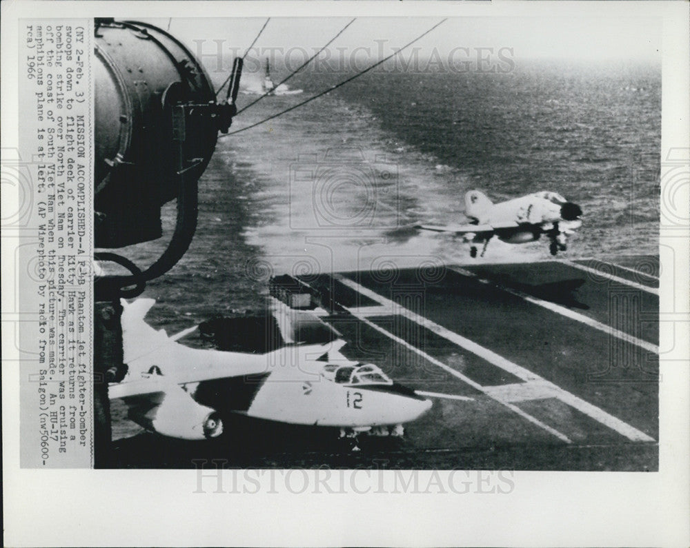 1966 Press Photo Bomber Lands on Carrier Kitty Hawk - Historic Images