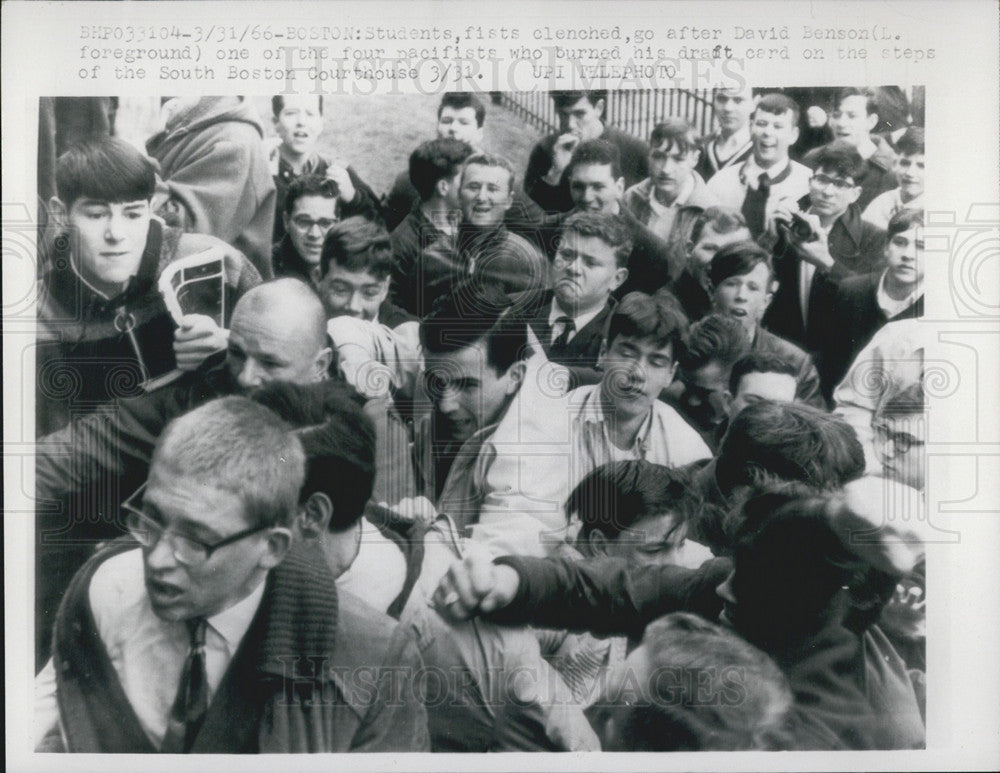 1966 Press Photo Boston Students Oppose Draft Card Burner, David Benson - Historic Images