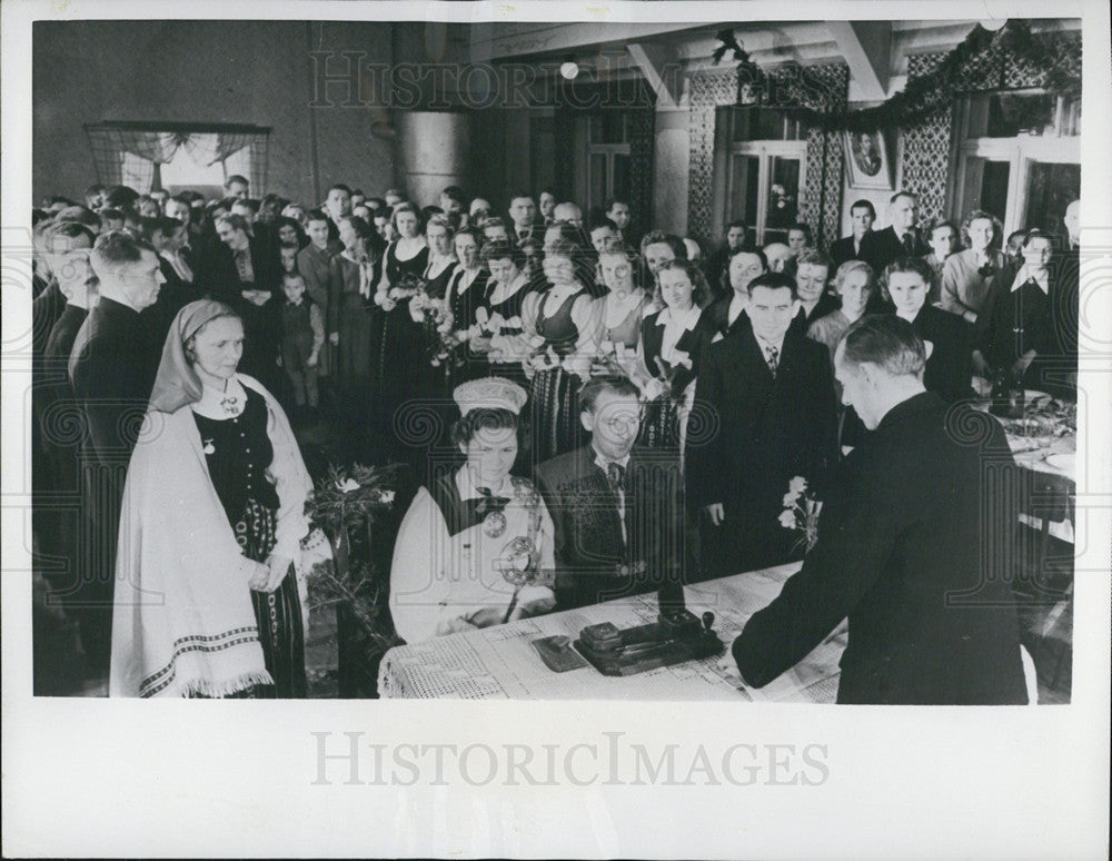 1957 Press Photo Laimon Zaltsmanis Weds Ausma At Sudmalis Collective Farm - Historic Images