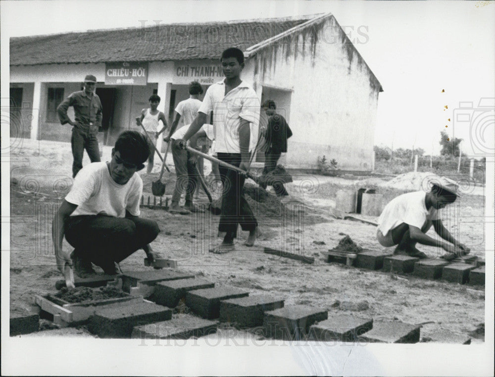 1966 Press Photo South Vietnam Student rebuild Their School - Historic Images