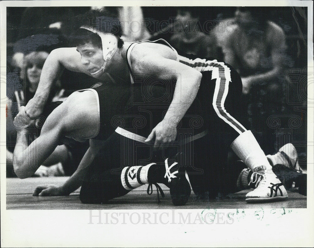 1982 Press Photo Mike Kraft pins Craig Wellick - Historic Images