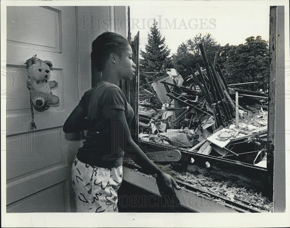 1987 Press Photo Rhonda House Stares At Debris Of House From Gas Explosion - Historic Images