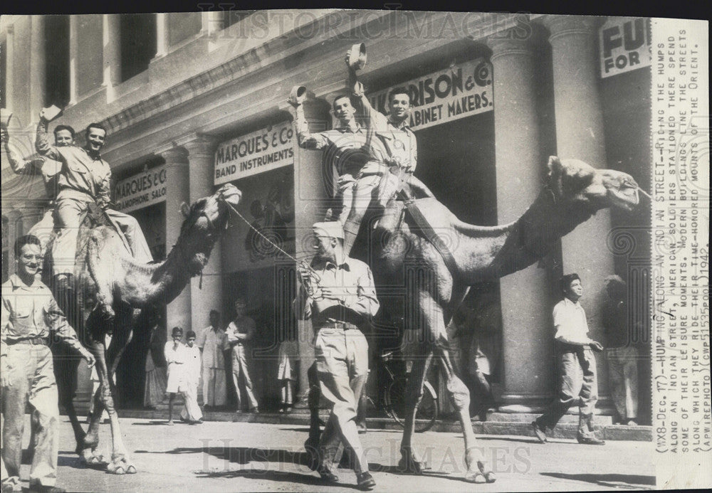 1942 Press Photo American Soldiers In India Spend Leisure Time Riding Camels - Historic Images