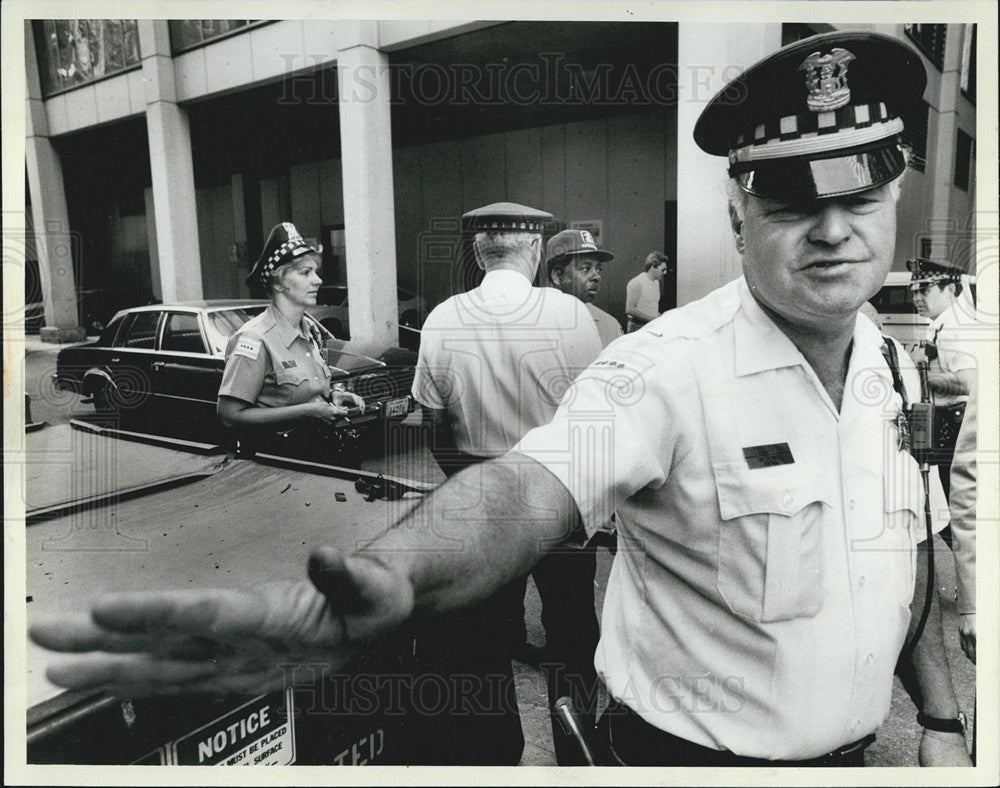 1984 Press Photo Police Officer Explosion Scene Postman Joseph Ray Dumpster - Historic Images