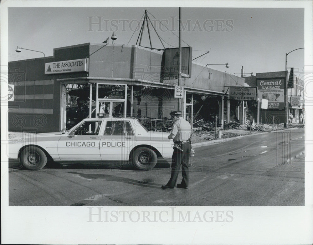 1993 Press Photo Police Officer Car Explosion Scene Nightclub Touch Of Poland - Historic Images