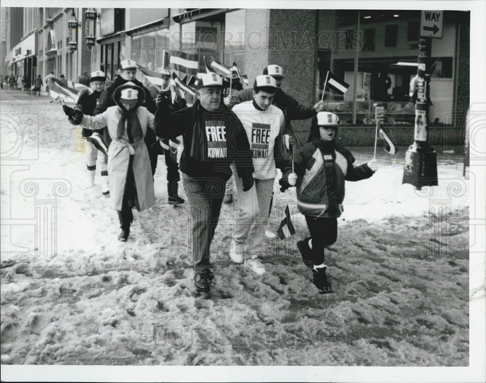 1991 Press Photo &quot;Free Kuwait&quot; Protesters - Historic Images