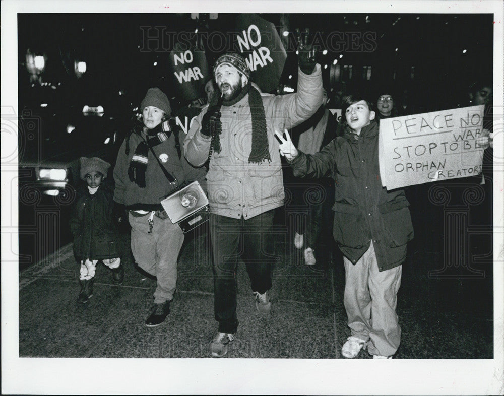 Press Photo Demonstrators March Loop Peace U.S. Air Attack Iraq - Historic Images