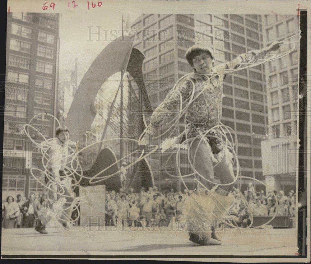 1974 Press Photo Tribal Dancers Chicago Civic Center Plaza Native Americans - Historic Images