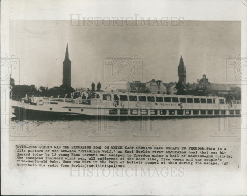 1962 Press Photo Excursion Boat Friedrich Wolf Escapees East Germany - Historic Images