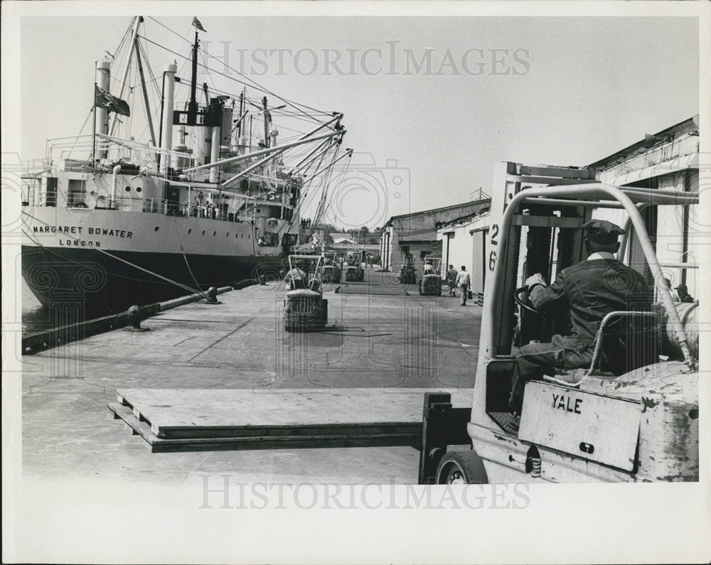 1965 Press Photo Tampa Port Boat Loading Dock Workers - Historic Images