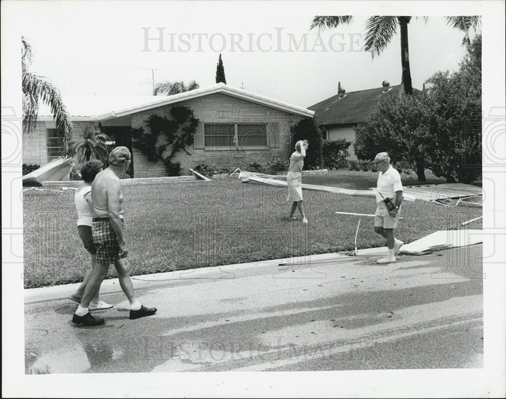 1985 Press Photo Residents of Pinellas Clean Up After Storms - Historic Images