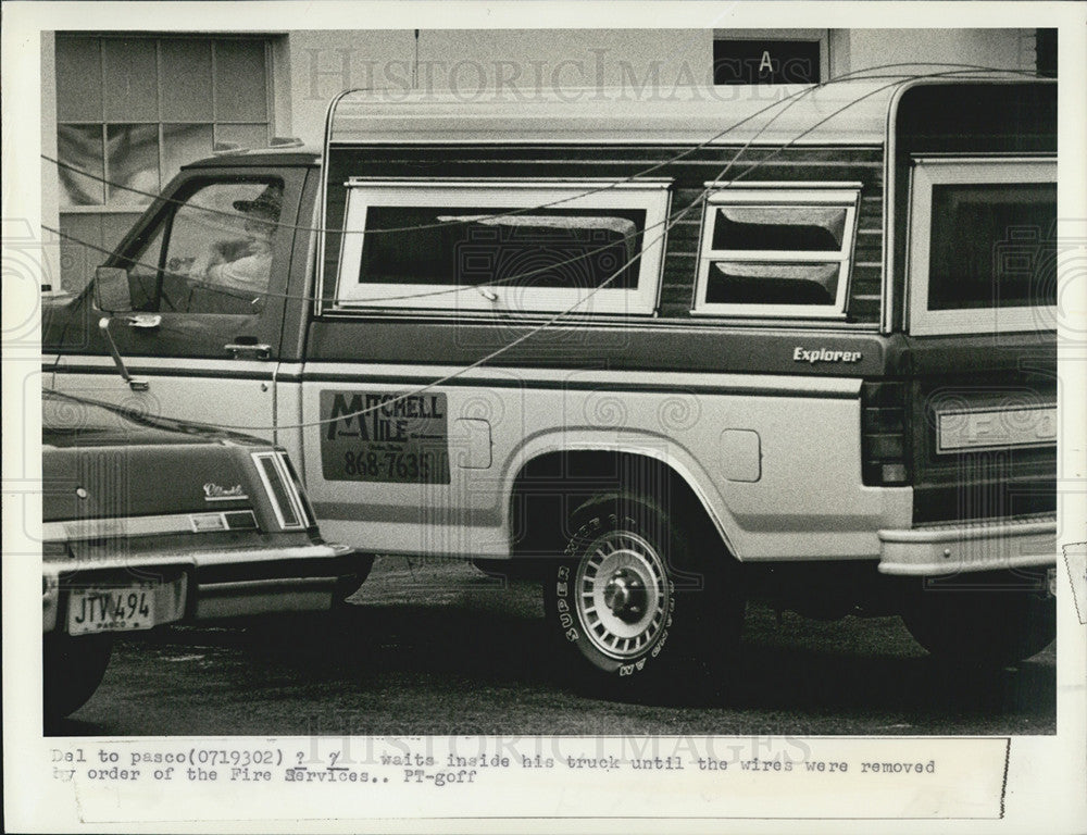 1983 Press Photo Robert Mitchell Tires Truck Power Lines - Historic Images