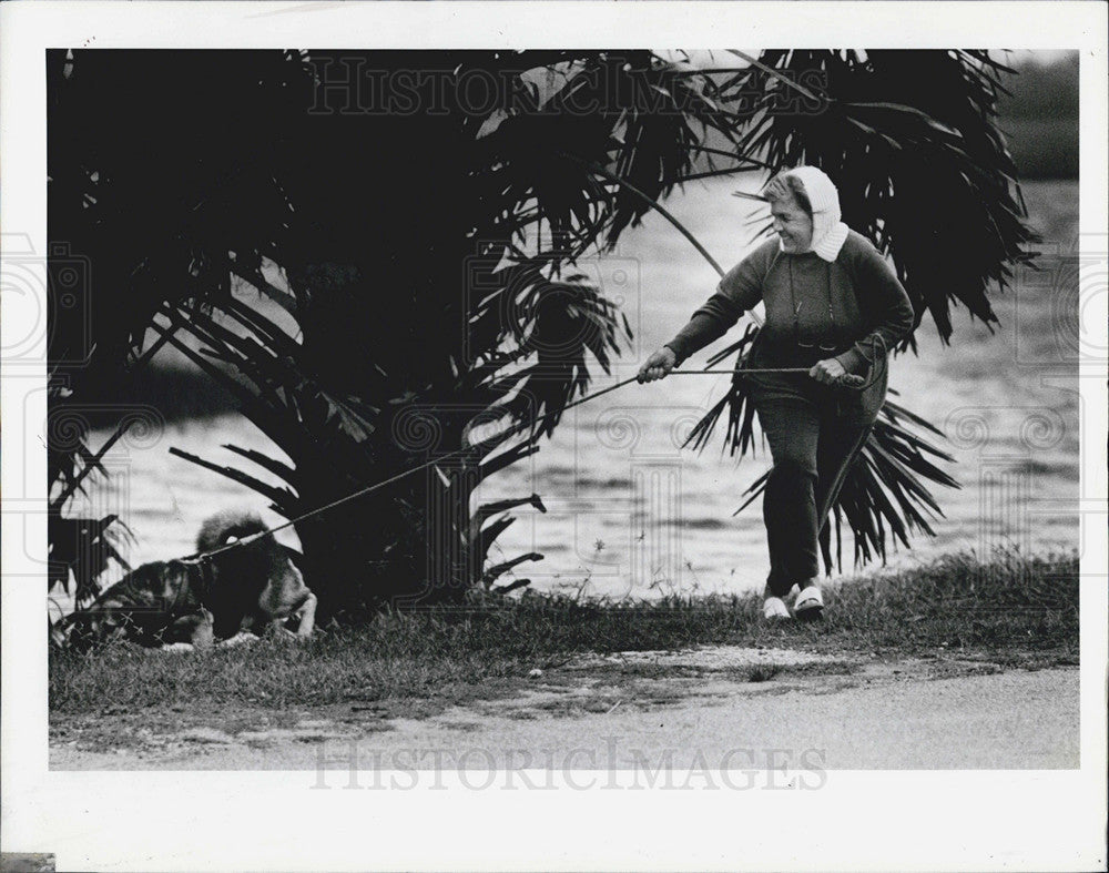 1984 Press Photo Woman Dog Frank Fish Recreation Pier Bayport Walk - Historic Images
