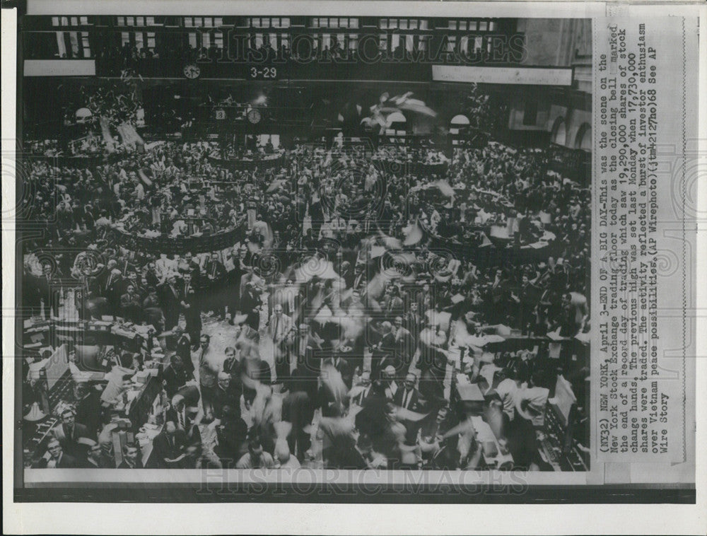 1968 Press Photo New York Stock Exchange trading floor closing bell trading - Historic Images