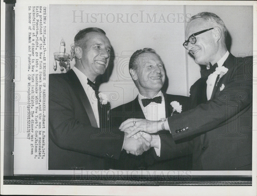 1967 Press Photo Exchange of Handshake. - Historic Images