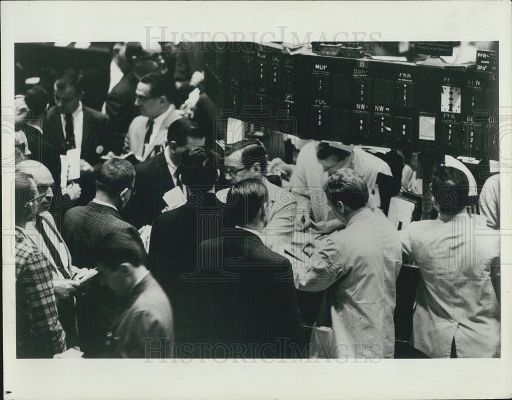 1967 Press Photo specialists New York Stock Exchange modern auction market - Historic Images