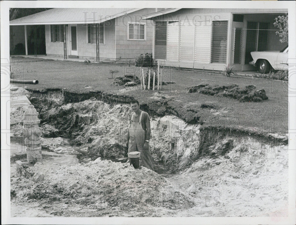 1959 Press Photo Water Main Break Hole Man - Historic Images