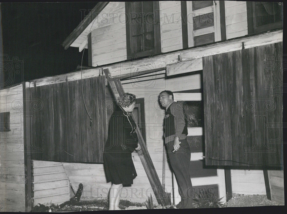 1940 Press Photo Beach storm house man woman debris porch - Historic Images