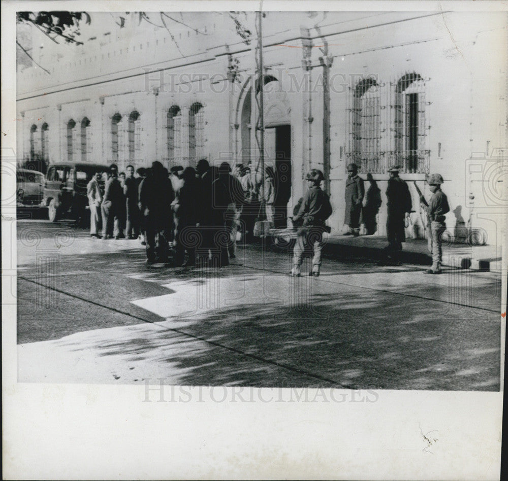 1963 Press Photo soldiers armed rifles guard prisoners Guatemala coup d&#39;etat - Historic Images