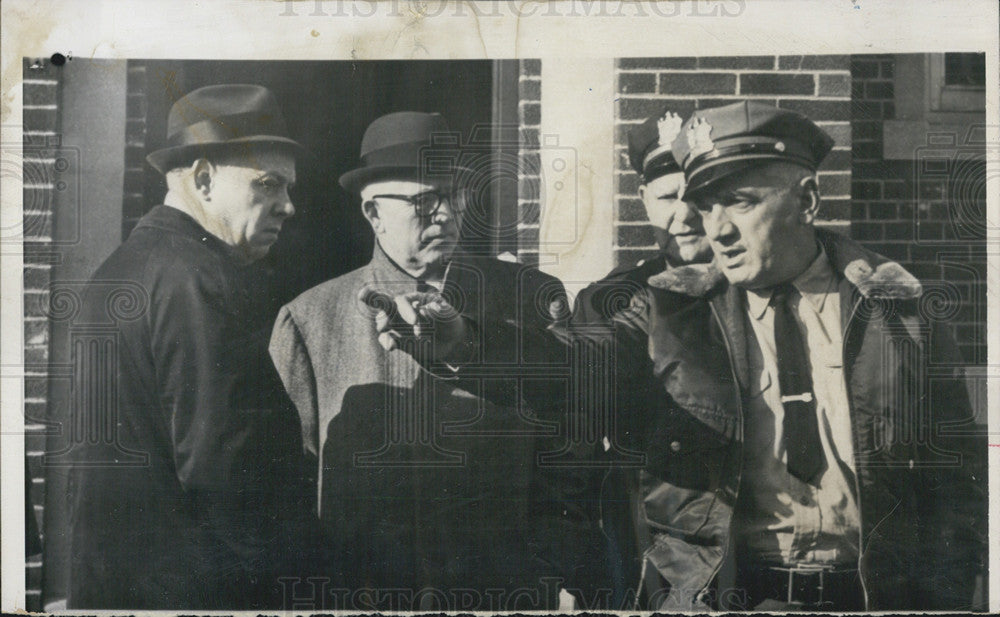 1964 Press Photo bank guard driver Frank Fernandi police bandits accosted him - Historic Images