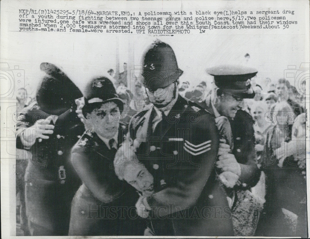 1964 Press Photo Two fighting teenagers dragged apart by police - Historic Images