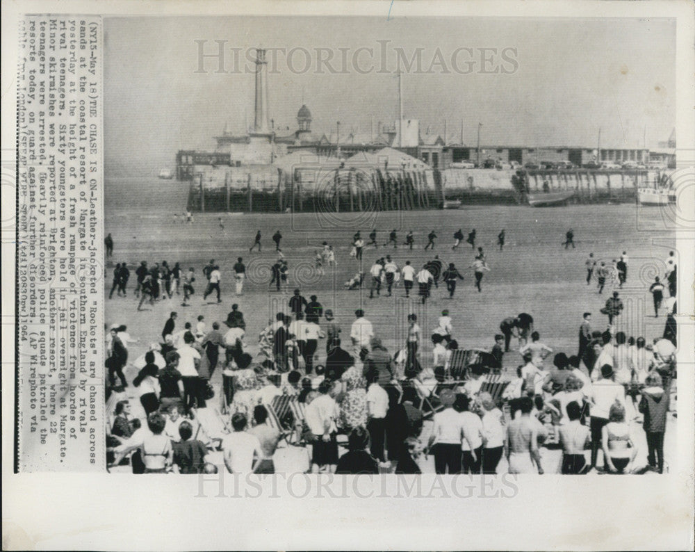 1964 Press Photo Rockets chased sands coastal resort southern England rivals - Historic Images