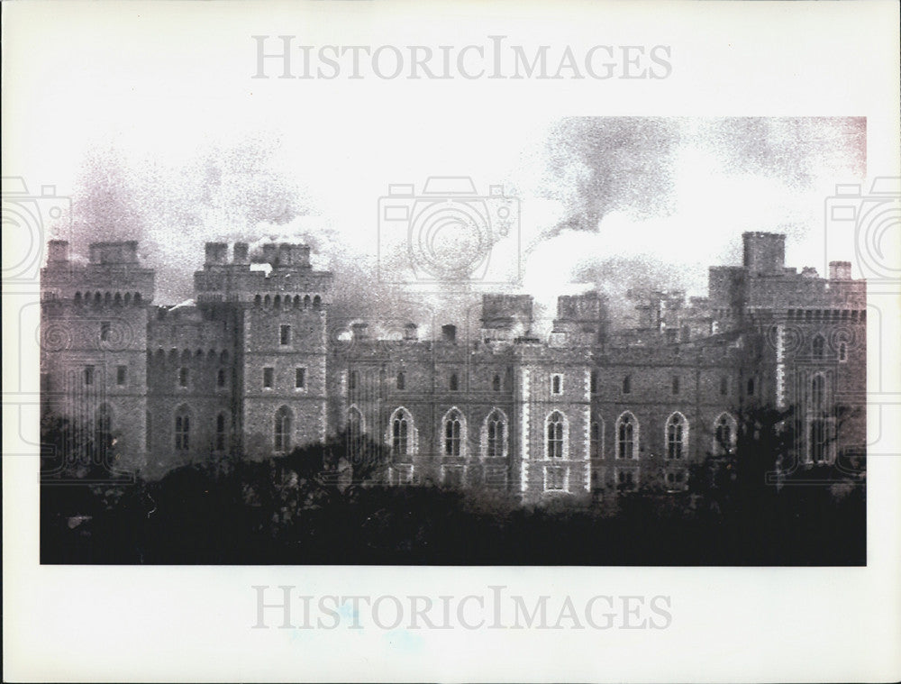 1992 Press Photo smoke pours Windsor Castle Queen Elizabeth weekend home - Historic Images