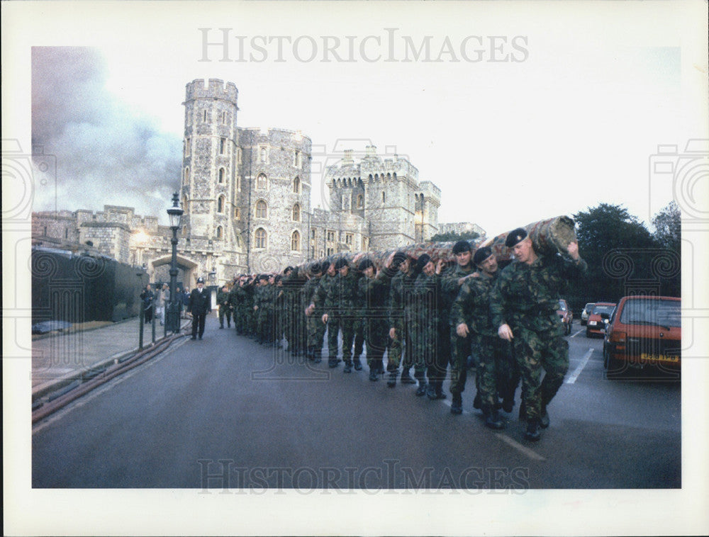 1992 Press Photo British soldiers carry large carpet Windsor Castle fire smoke - Historic Images