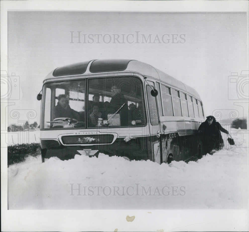 1963 Press Photo Bus Snow Bound Portsmouth England - Historic Images