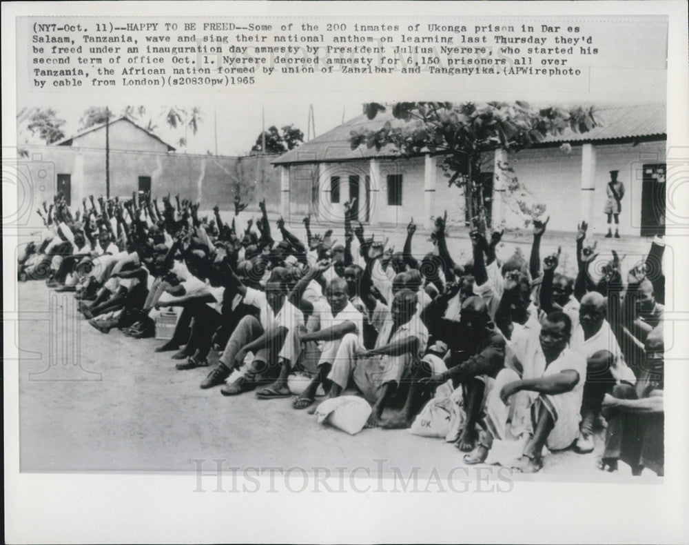 1965 Press Photo 200 inmates of Ukonga waves and sing their National Anthem. - Historic Images