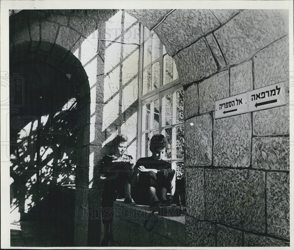 1956 Press Photo Hebrew University coeds Amalia Pagatch Ruth Eiferman studying - Historic Images