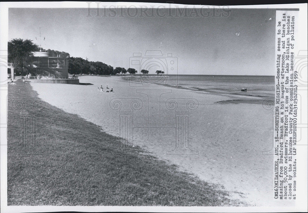 1959 Press Photo Bradford Beach Milwaukee Wisconsin Lake Michigan pollution - Historic Images