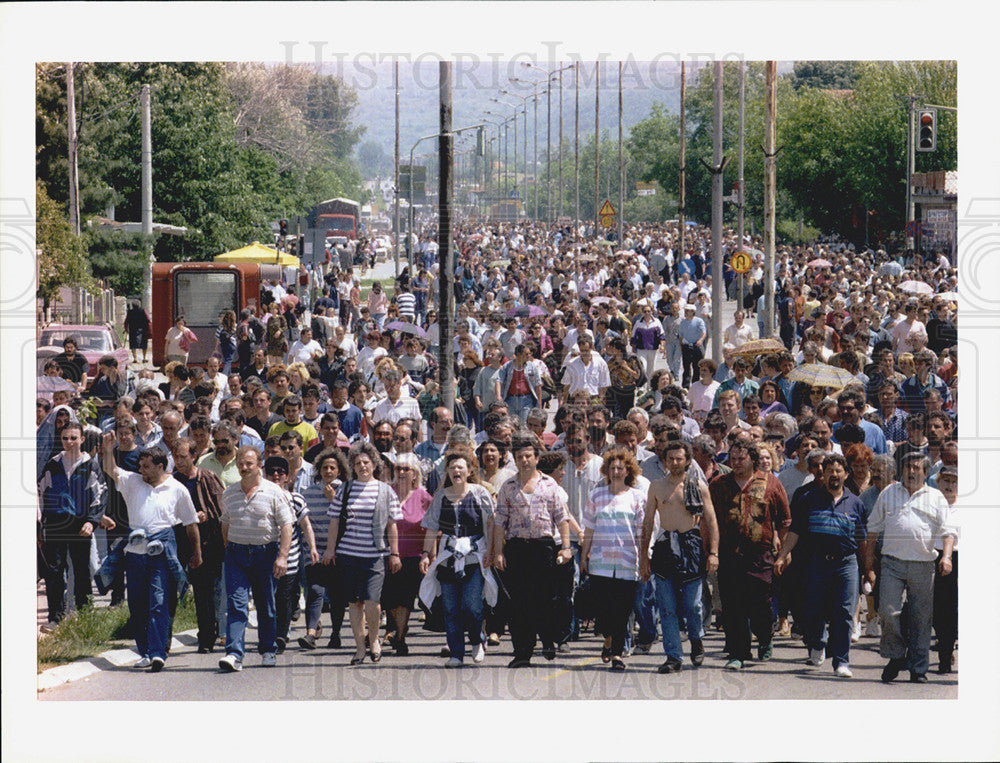 1996 Press Photo workers march Yugoslavia demanding back pay electronics - Historic Images