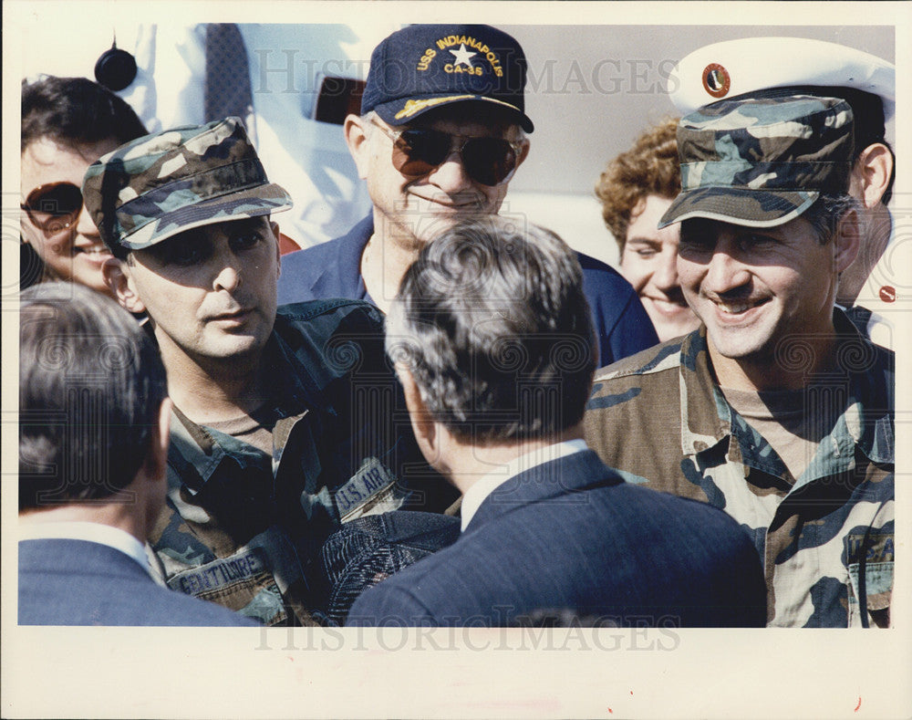 1990 Press Photo President Bush and Air Force Reservists at O&#39;Hare Airport - Historic Images