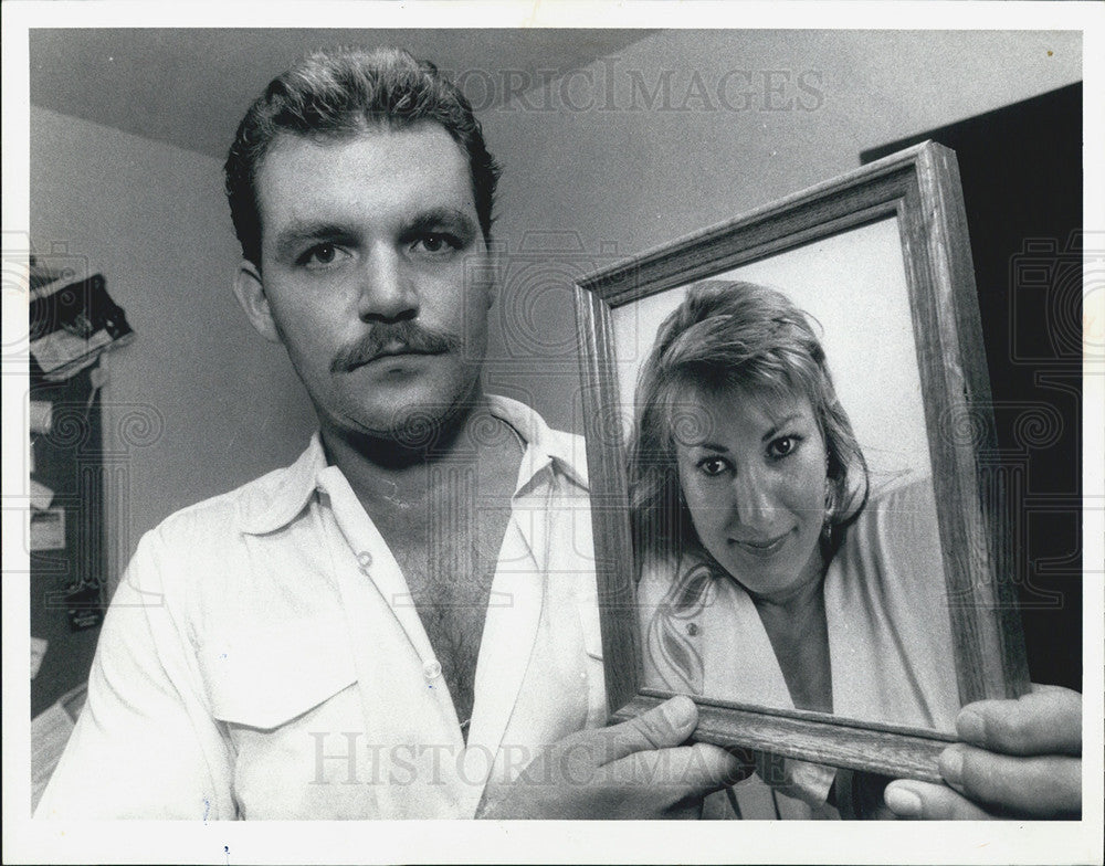 1990 Press Photo Kevin York waits for his wife Faye to get out of Iraq, where sh - Historic Images