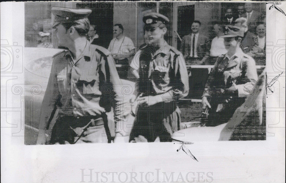 1963 Press Photo East Germans at Checkpoint Charlie who escaped to the west - Historic Images