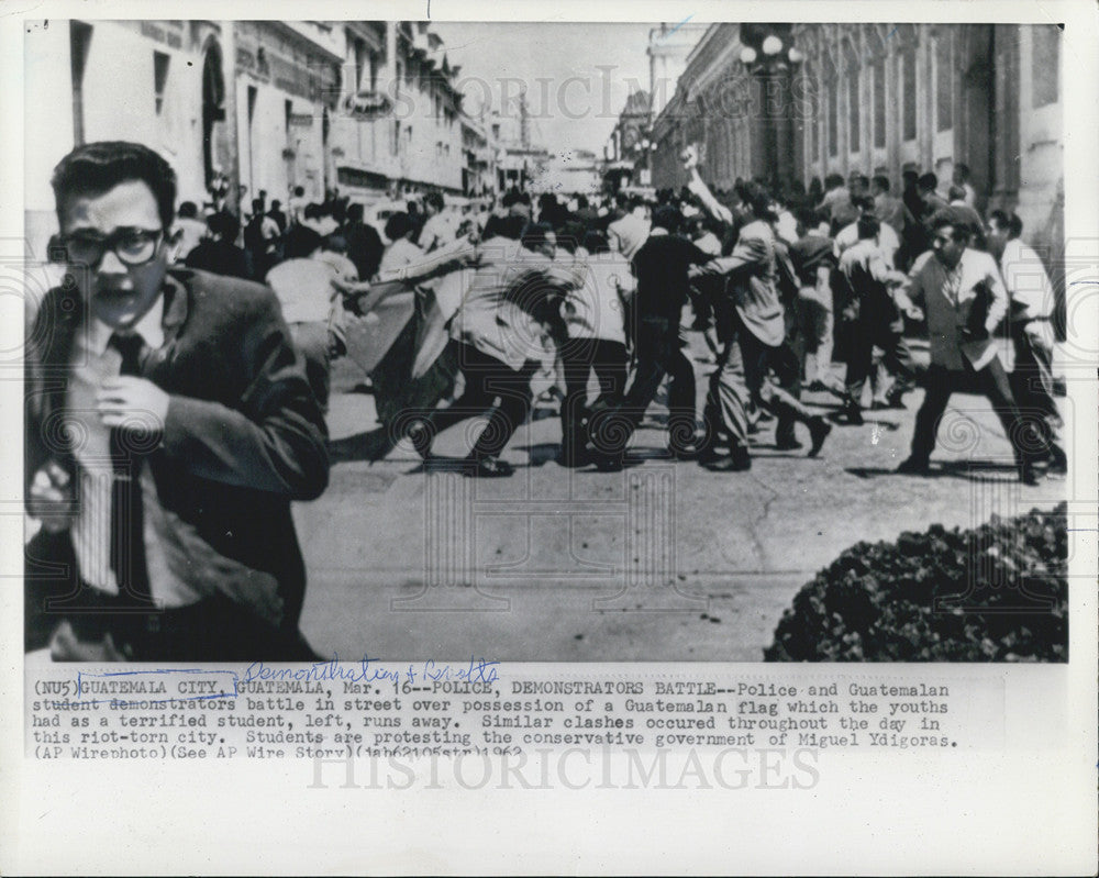 1962 Press Photo Police and Guatemalan student demonstrators battle in street. - Historic Images