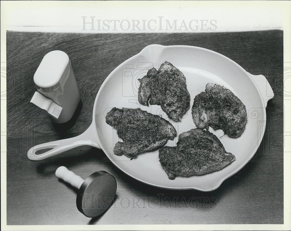 1985 Press Photo Fresh pepper on cooking chops - Historic Images