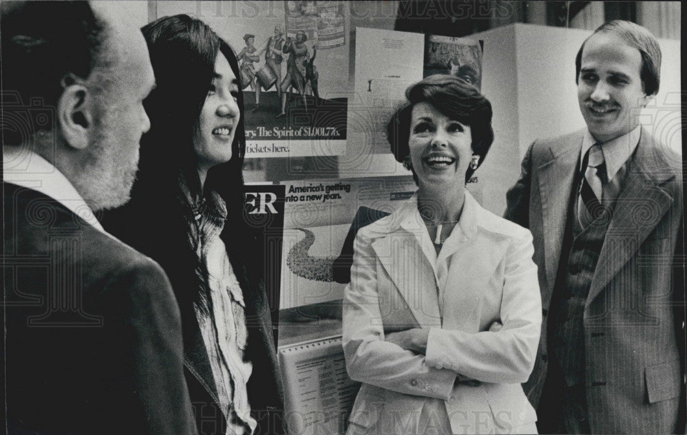 1977 Press Photo Actress Barbara Rush preview winners of the Vision Art exhibit - Historic Images