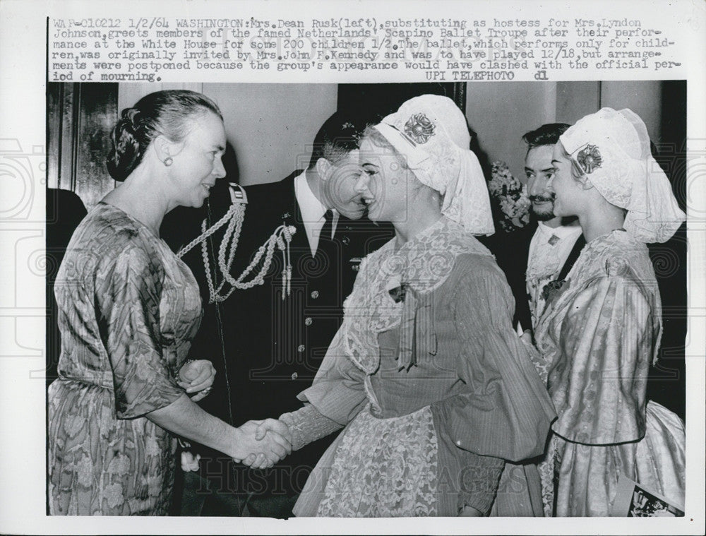 1964 Press Photo Netherlands Scapino Ballet Troupe meet Mrs. Dean Rusk - Historic Images