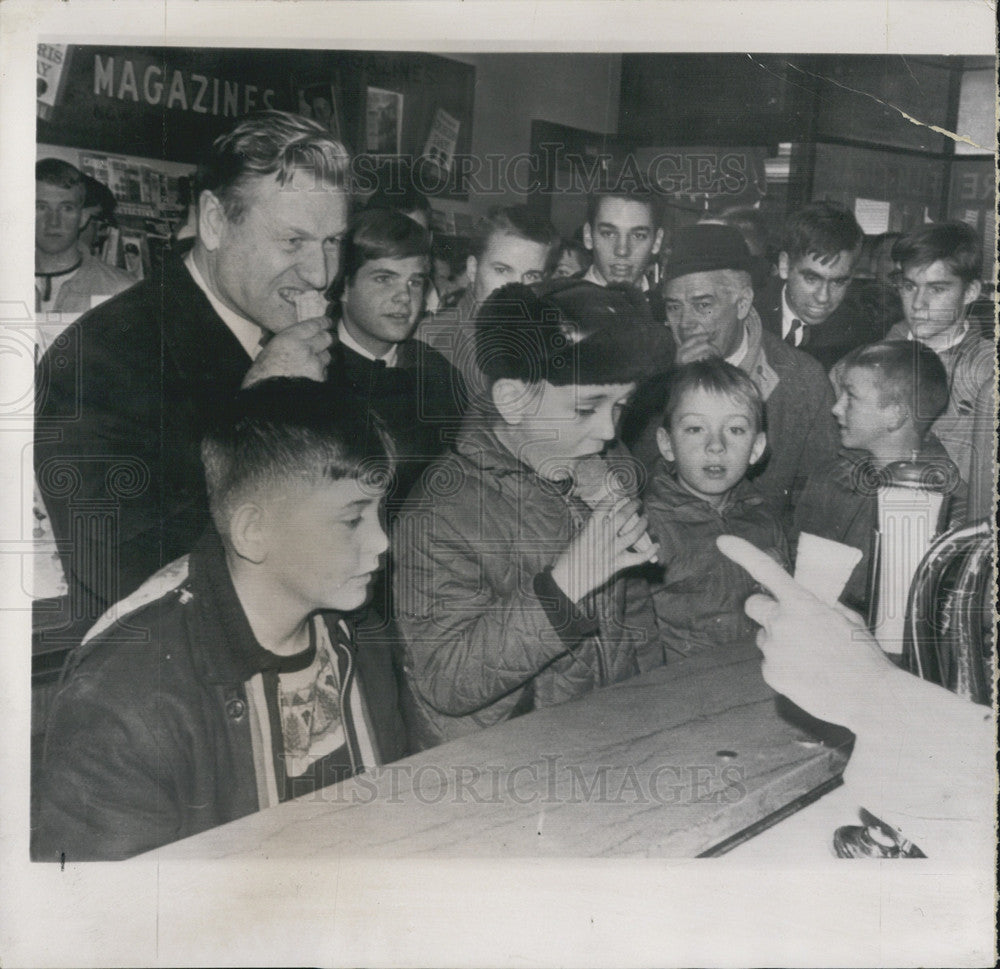 1964 Press Photo Nelson Rockefeller enjoys ice cream with the youngsters - Historic Images