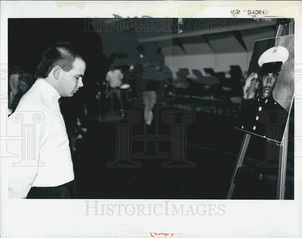 1991 Press Photo Carlos Bonet honors Marine friend Christian Porter - Historic Images